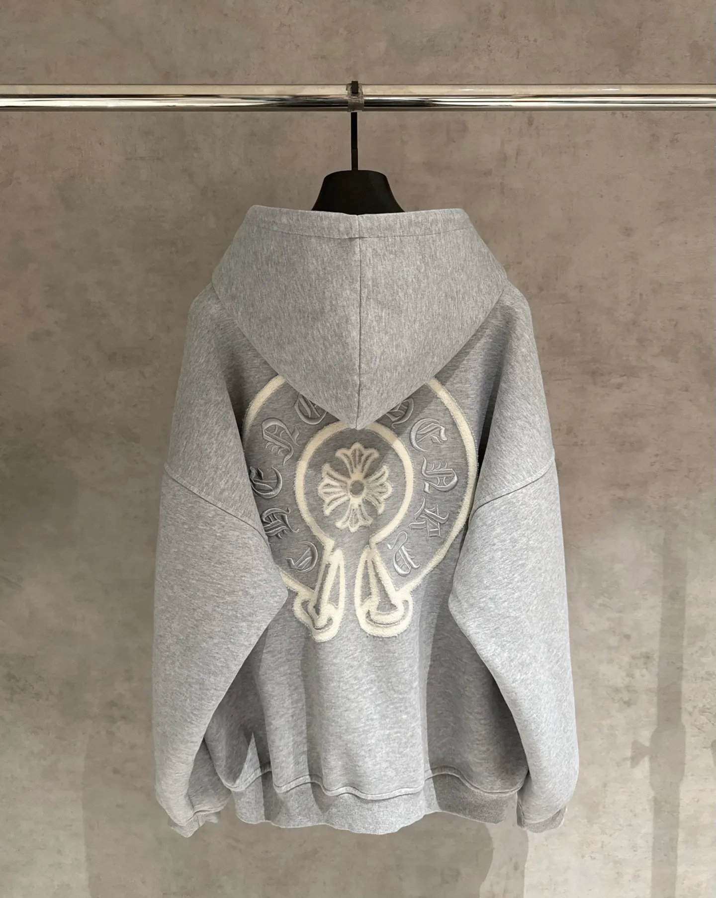 🅿️410 [Strict quality control] CH Croixin's new long-sleeved hooded sweatshirt. The fabric is made of heavy 480g double yarn fabric. Garment washing. Laser burning of the front and back panels. Garment washing. Loose fit. The fabric is stiff and stylish. It does not deform or shrink. Color: black, white, floral gray. Size: M-2xl
